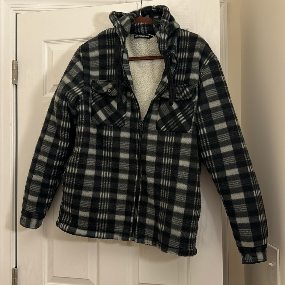 Men’s Fleece Jacket Size Medium. Black and Gray Flannel color NWOT